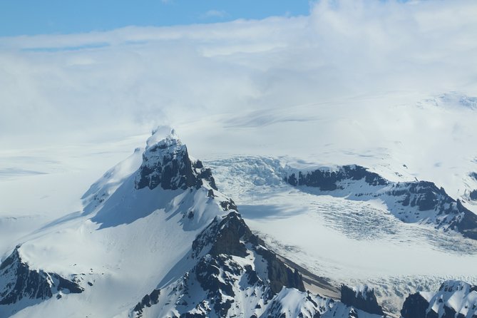 Airplane flight over glacier lagoons and Iceland's highest peak - Key points to know before takeoff