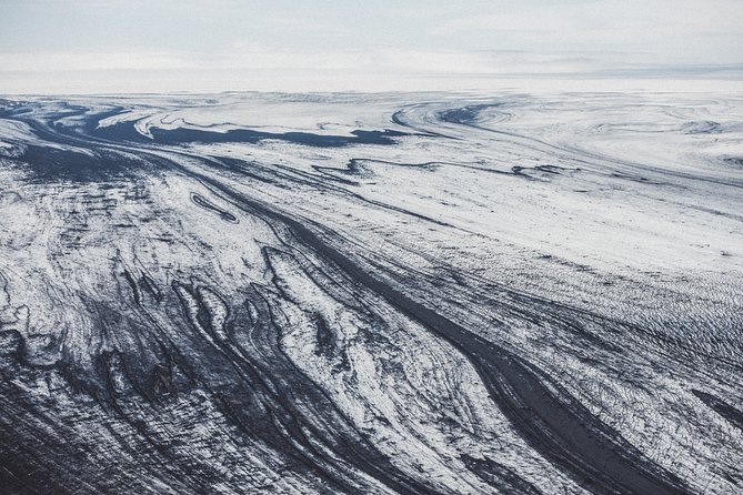 Airplane flight over glacier lagoons and Iceland's highest peak - Why seeing Iceland from the air changes the view
