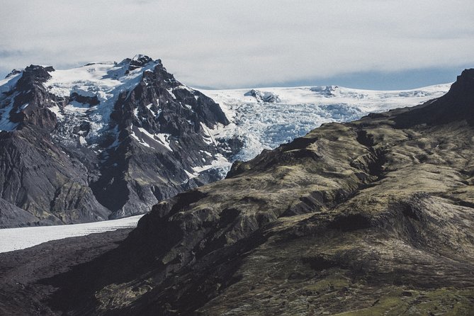 Airplane flight over glacier lagoons and Iceland's highest peak - Kjós and Mosárdalur: the first change in scenery