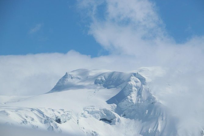 Airplane flight over glacier lagoons and Iceland's highest peak - Breiðamerkurjökull and the wide glacier view