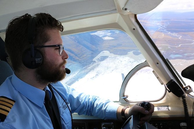 Airplane flight over glacier lagoons and Iceland's highest peak - What the 50-minute flight feels worth