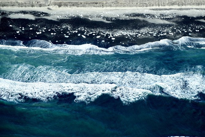 Airplane flight over glacier lagoons and Iceland's highest peak - Who should book this flight