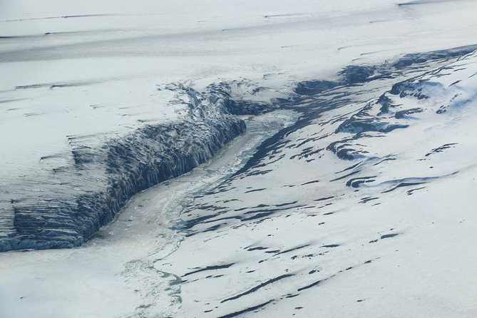 Airplane Flight over Vatnajökull Volcanic Eruption Sites - What happens at Skaftafell Airport