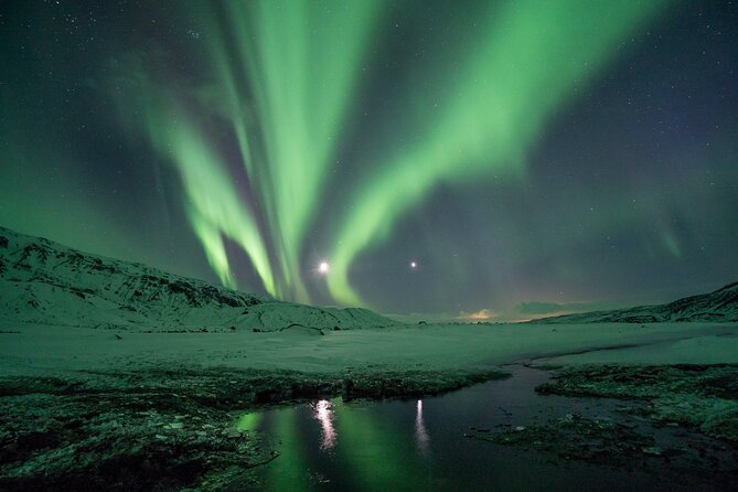 Cozy Northern Lights Tour with Icelandic Treats - Waiting with blankets, hot chocolate, and kleina