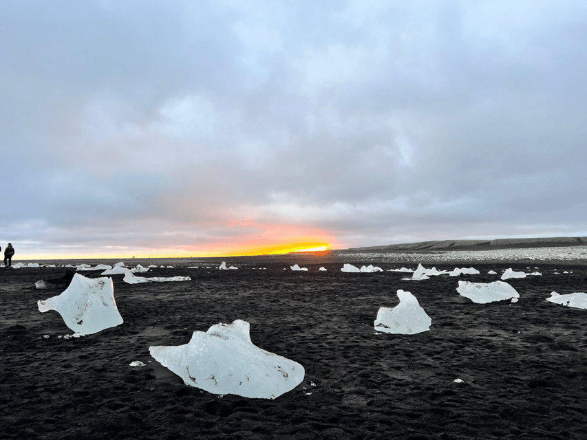 Diamond Beach & Jökulsárlón Glacier Exclusive Day Tour - The guide can make short stops more useful