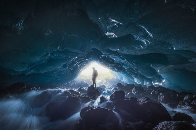Early Bird Ice Cave with 3 Professional Photos - A three-hour morning with a guide and camera