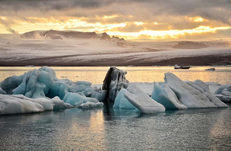 From Reykjavik: Glacier Lagoon and Fjaðrárgjúfur Canyon Tour - Why Jökulsárlón makes this long day worthwhile