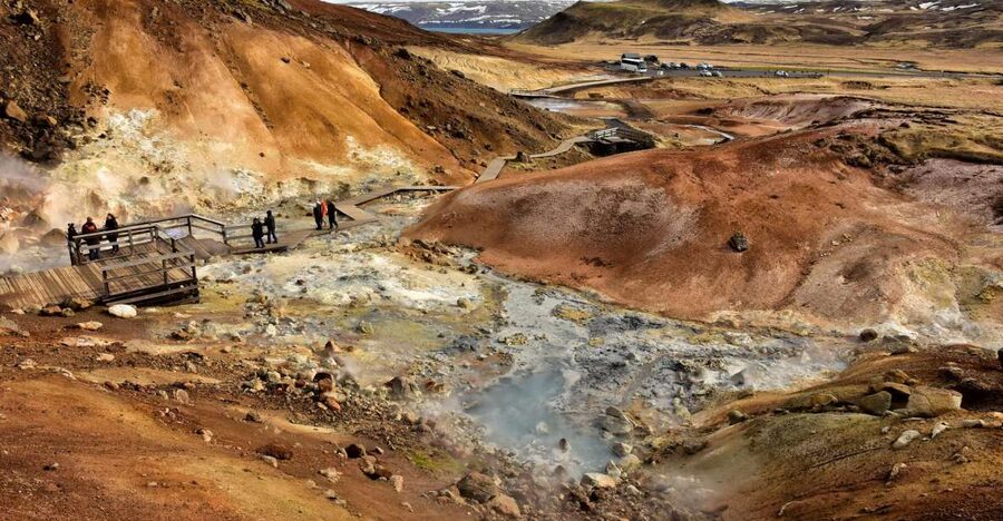 From Reykjavik: Reykjanes Geopark Tour & Airport Transfer - Kleifarvatn and Grænavatn: quiet water and volcanic color