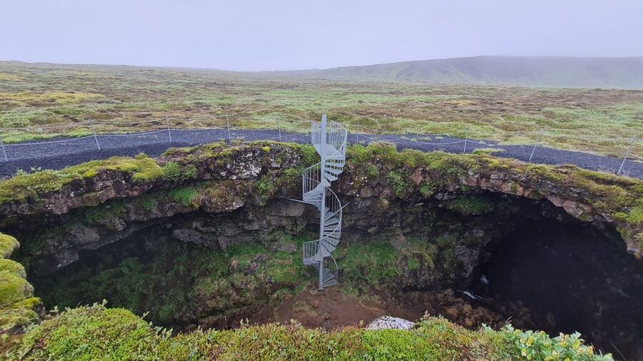 Geological Lava Tunnel Adventure - Arnarker Cave - What the geologist adds to the experience