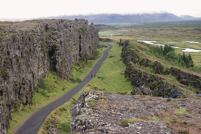 Golden Circle 7 Hours Bus Tour from Reykjavik - What the bus service adds to the experience