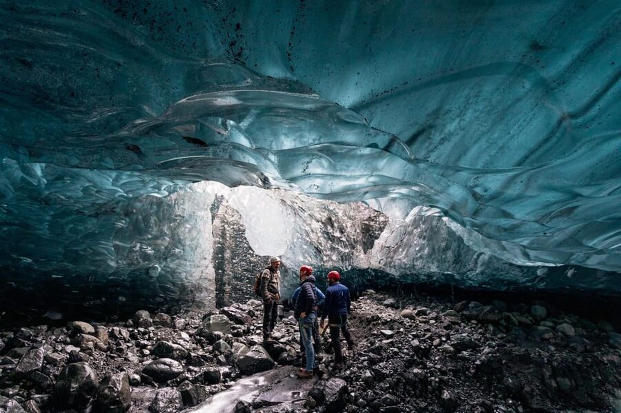 Jökulsárlón: Crystal Ice Cave Super Jeep Tour - The photo reality: beautiful, busy, and sometimes tricky