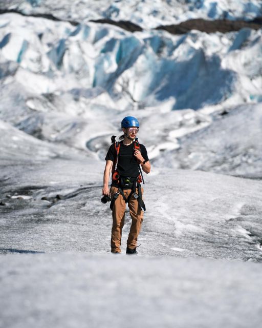 Jökulsárlón: Glacier Hike, Ice Cave, and Photoshoot Package - Walking across the glacial tundra