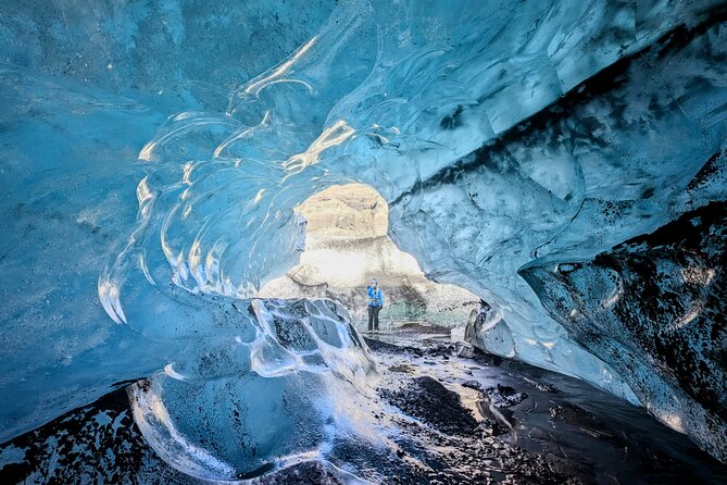 Jökulsárlón: Visit a Natural Blue Ice Cave - About an hour with the ice