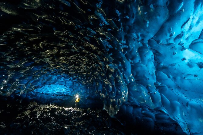Jökulsárlón: Visit a Natural Blue Ice Cave - The 11 a.m. meeting at Jökulsárlón