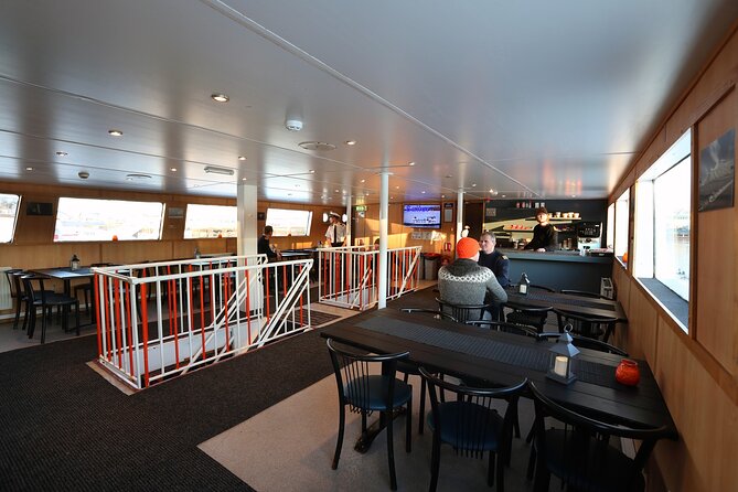 New Years Fireworks by Boat from Reykjavik - Atmosphere, drinks, and the simple party setup