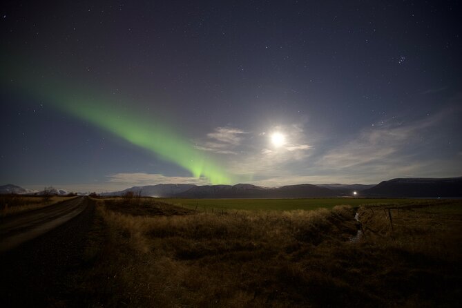 Northern Lights Classic MiniBus Tour from Akureyri - Hot chocolate, cookies, and the cold-weather reality