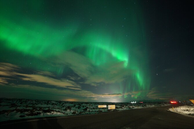 Northern Lights In luxury off-road SUV with Photos and Treats - A private SUV changes the evening