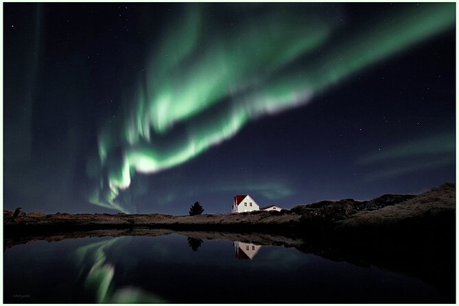Northern Lights Small-Group Tour with Hot Chocolate & Photos - Why the small minibus matters after dark