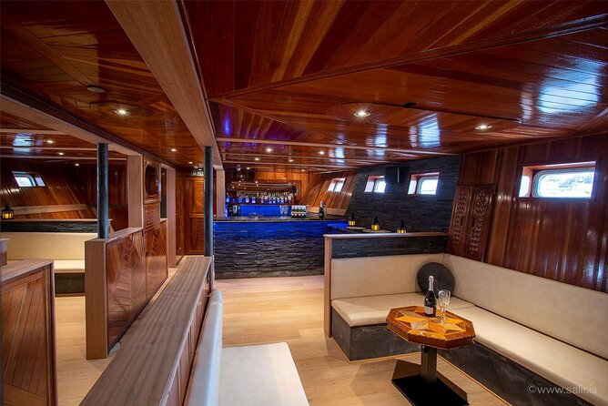 Northern Lights Yacht Cruise in Reykjavik - Staff support and photography tips