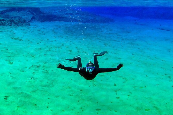 Private Silfra Snorkeling 6 p. group - Meet on Location - with Underwater Photos - The actual snorkel through the fissure