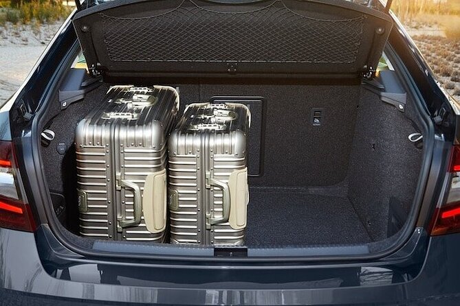 Private Transfer from Reykjavik to Reykjavik Airport KEF by Sedan - Hotel pickup and the 15-minute waiting window