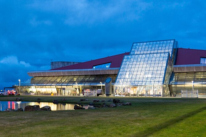 Private Transfer Reykjavik to Keflavik Airport - The 45-minute to one-hour ride to Keflavik