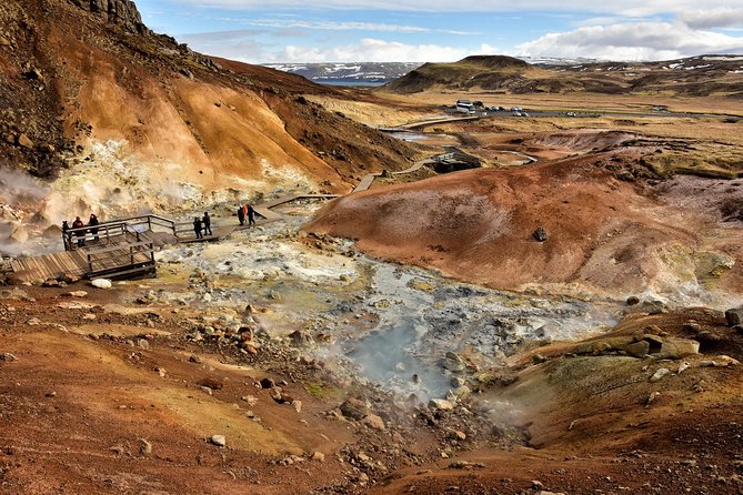 Reykjanes Geopark Small-Group Tour with Airport Transfer - Kleifarvatn and Grænavatn: two lakes shaped by fire