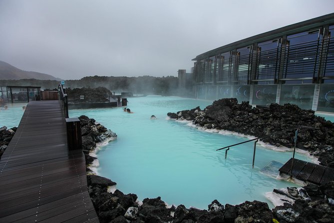 Reykjanes peninsula - Brimketill when the wind is up