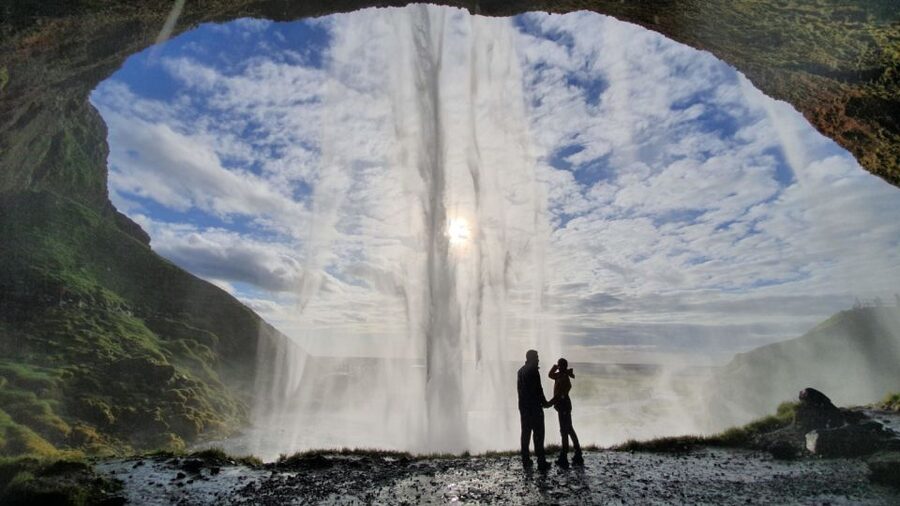 Reykjavík: 2-Day Tour with Icebergs, Glaciers & Waterfalls - What the guides add to a long day