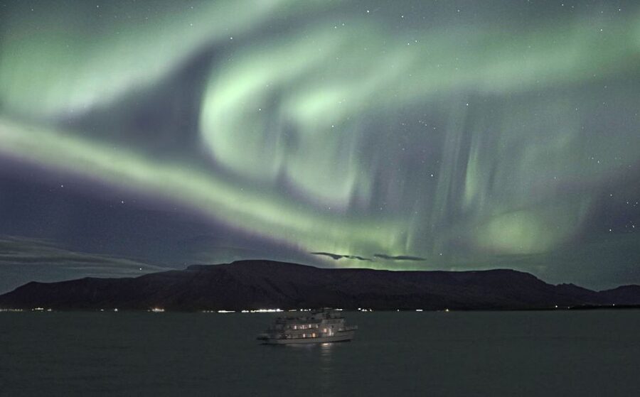 Reykjavik: 2-Hour Northern Lights by Boat with Backup Plan - How the experience compares with a simple land-based search