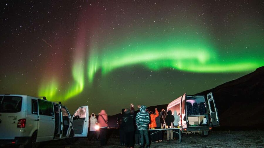 Reykjavík: 4x4 Minibus Northern Lights with Photo and Cocoa - Four hours of searching, waiting, and watching