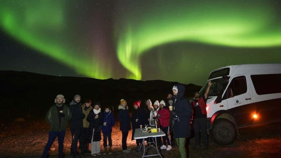 Reykjavík: 4x4 Minibus Northern Lights with Photo and Cocoa - Hot chocolate, pastries, and staying warm