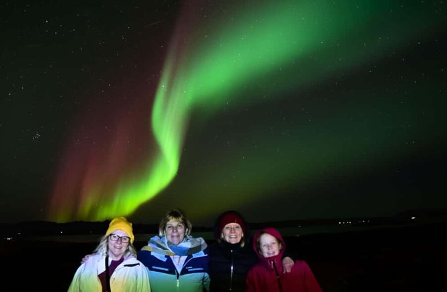 Reykjavík: 4x4 Minibus Northern Lights with Photo and Cocoa - Photography help is a major part of the value
