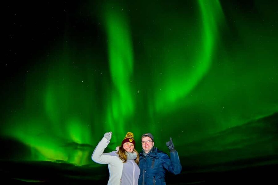 Reykjavík: 4x4 Minibus Northern Lights with Photo and Cocoa - What happens at the viewing stops