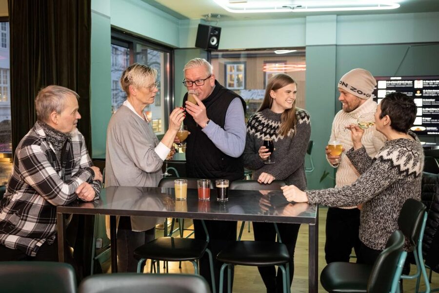 Reykjavik: Beer and Booze Tour - Meeting your guide at Ingólfur Square