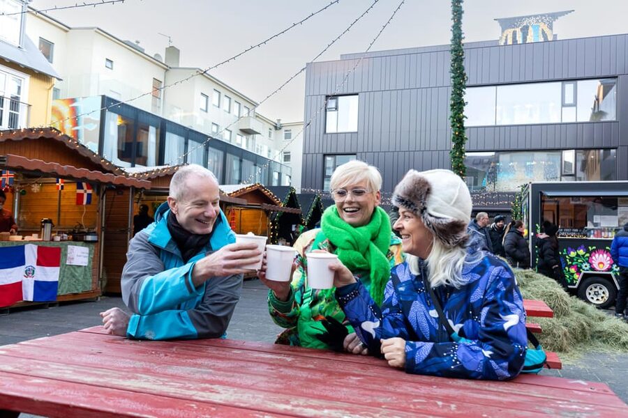 Reykjavik: Christmas Food Tour with Tastings and Drinks - A guide makes the difference
