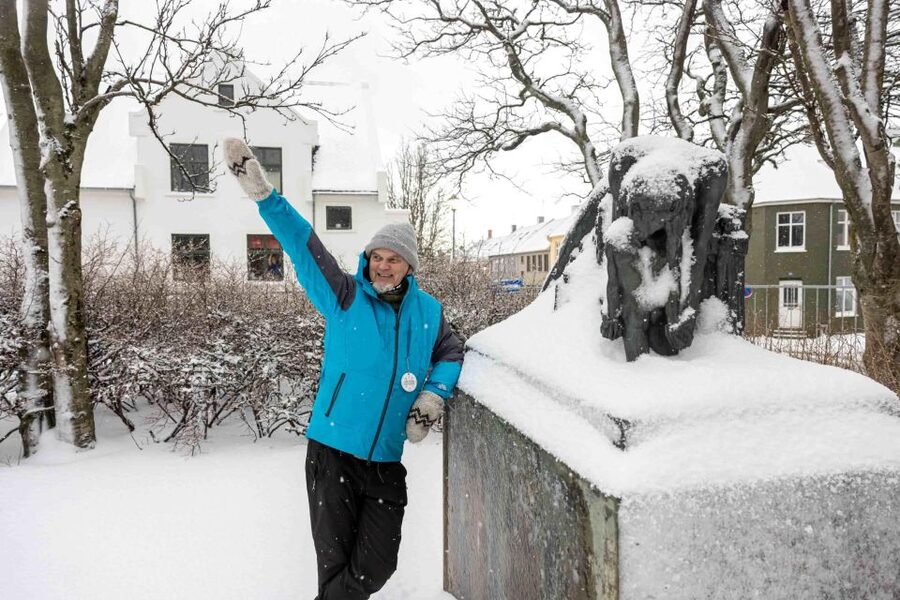 Reykjavik: Feline-Focused City Walking Tour - Lake Tjornin adds water, birds, and city context