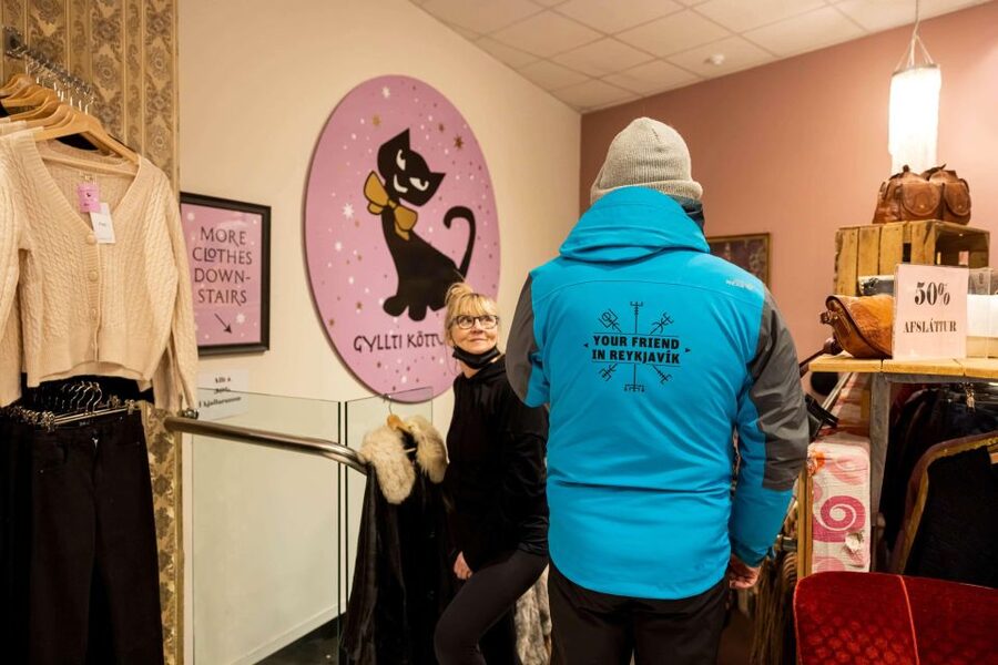 Reykjavik: Feline-Focused City Walking Tour - An hour at Kattakaffihúsið