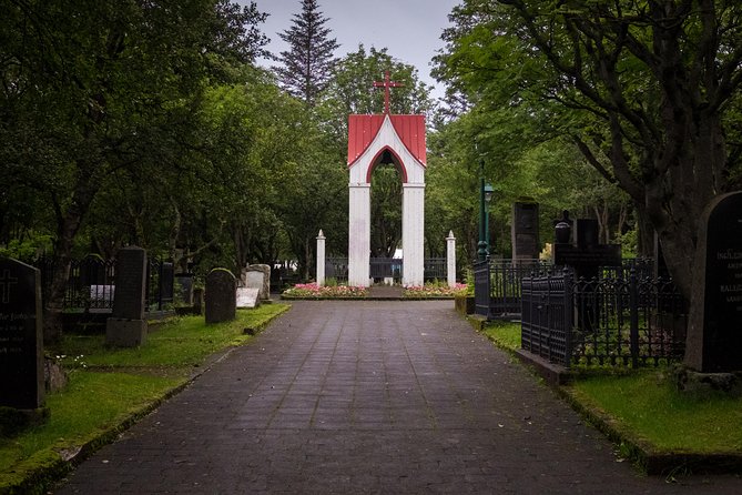 Reykjavik Folklore Walking Tour: Meet the Elves, Trolls & Ghosts of Iceland - Parliament, guardian spirits, and Austurvöllur