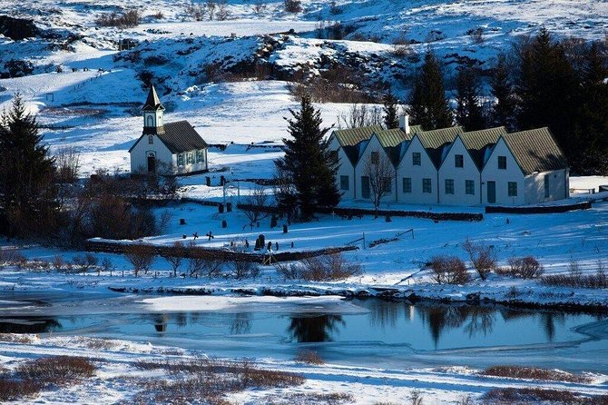 Reykjavik: Golden Circle and Northern Lights Small-Group Tour - Aurora hunting in the Icelandic countryside