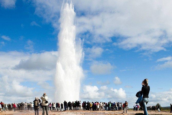 Reykjavik: Golden Circle and Northern Lights Small-Group Tour - Gullfoss: Iceland’s most forceful waterfall