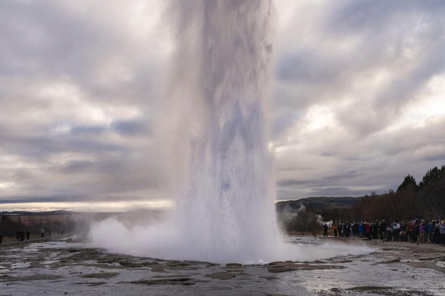 Reykjavík: Golden Circle and Silfra Snorkeling Combo Tour - Two guides and two buses can affect the flow