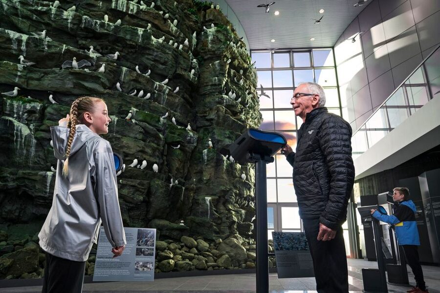 Reykjavík: Golden Circle Tour & Perlan Museum Tour - Guides and driving can shape the whole day