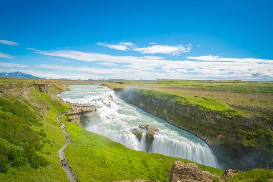 Reykjavik: Golden Circle Tour with Blue Lagoon Visit & Entry - Guides, audio, and the onboard experience
