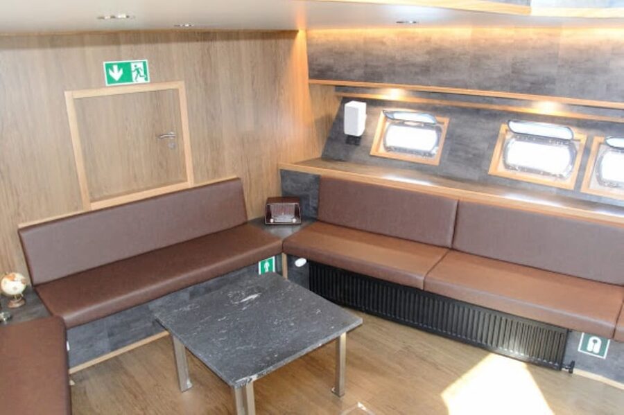 Reykjavík: New Year's Eve Northern Lights Yacht Cruise - The champagne toast and the yacht atmosphere