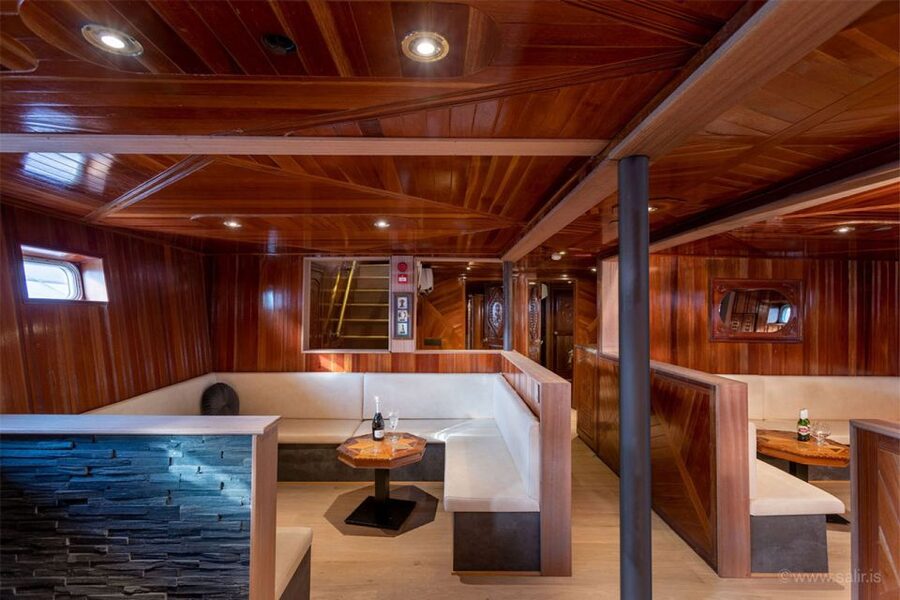 Reykjavik: New Years Fireworks Midnight Cruise - Should you book this New Year’s cruise?