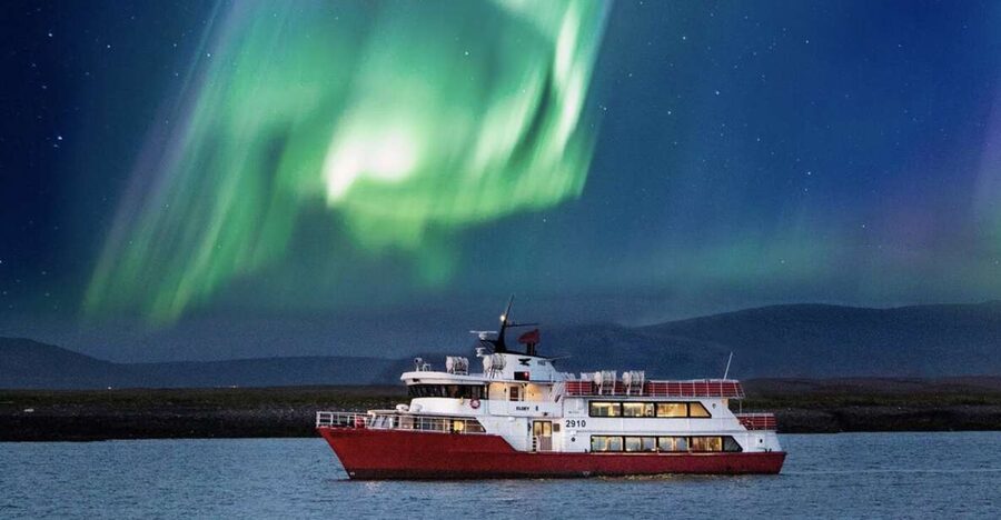 Reykjavík: Northern Lights Cruise - Leaving the Old Harbour for Faxaflói Bay