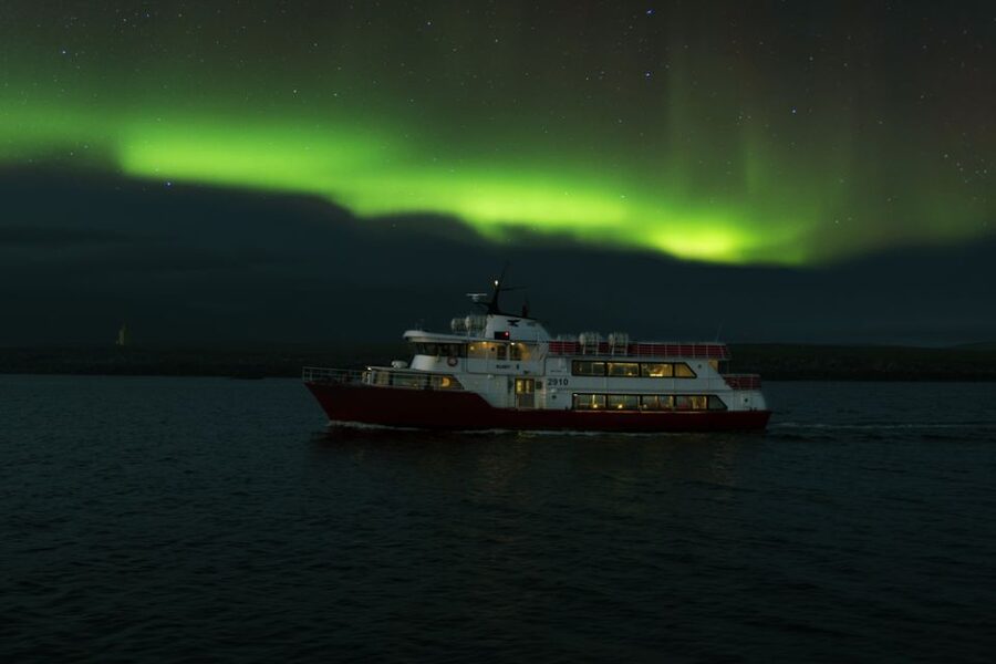 Reykjavík: Northern Lights Cruise - The crew, safety, and onboard service