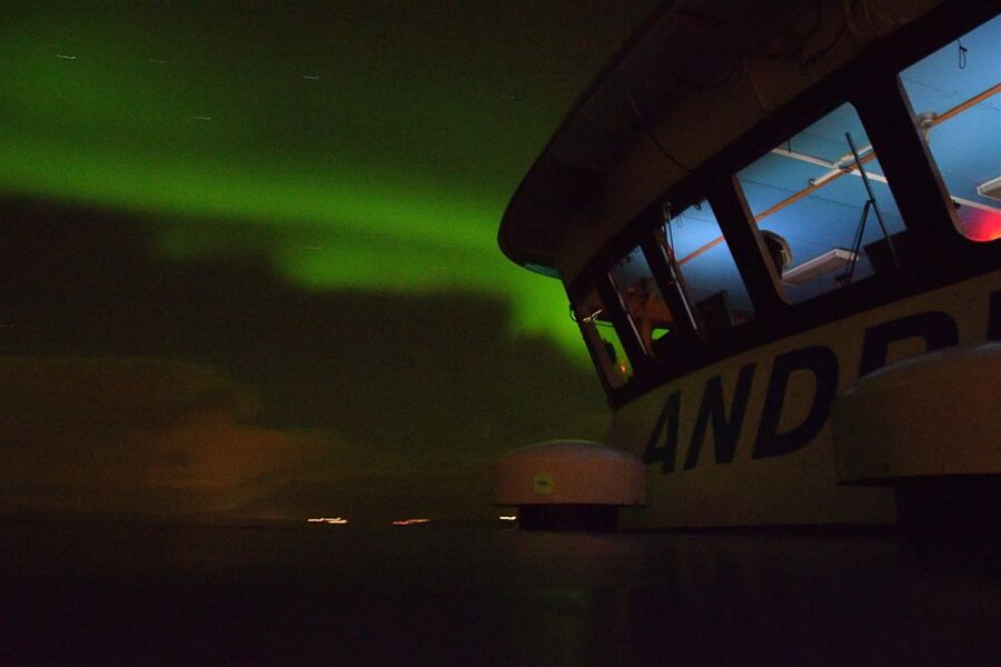 Reykjavik: Northern Lights Guided Boat Tour - Keeping warm on Rósin or Andrea