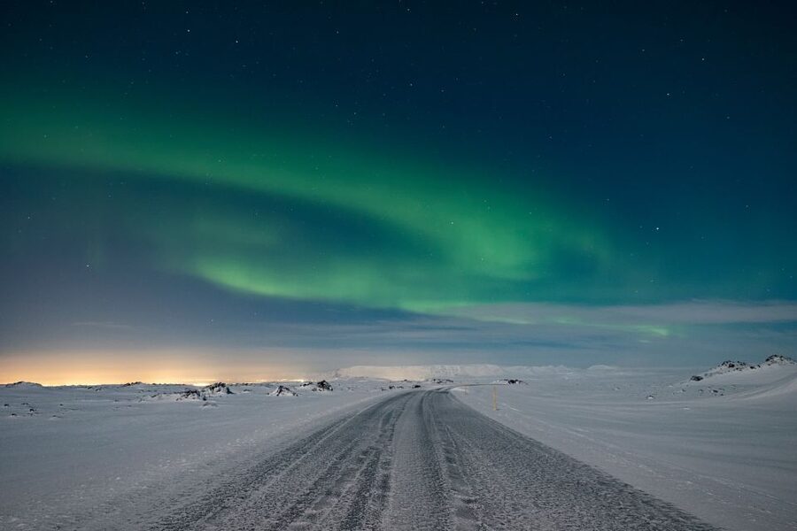 Reykjavík: Northern Lights Minibus Tour with Photos - Why the countryside matters